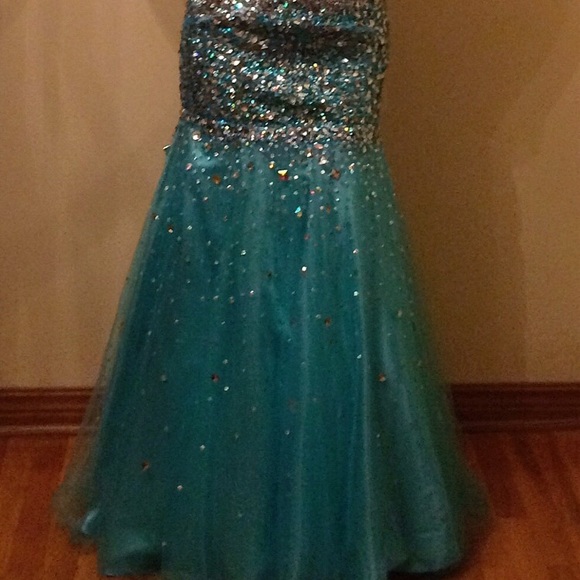 Joseph Ribkoff Mermaid Prom/Wedding Dress - Picture 3 of 13